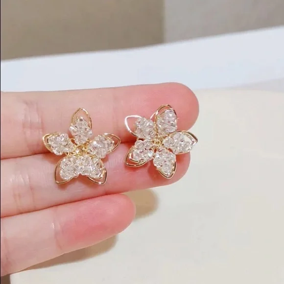 🌟 Beautiful Crystals Flower Earrings Stud Gold Plated - Picture 4 of 4